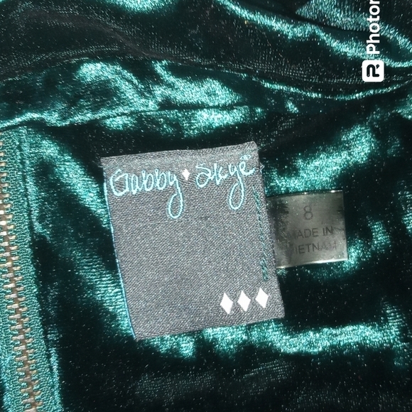 Gabby Skye Emerald Green Velvet Keyhole Choker Neck Skater Dress Size 8 - Picture 4 of 7